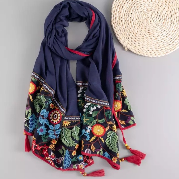 Embroidered scarfs - Picture 4 of 10